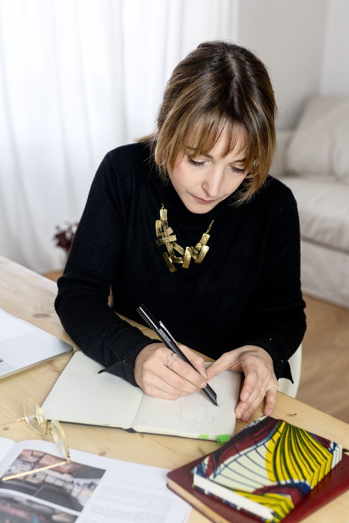 Carla Bulone al lavoro su un disegno